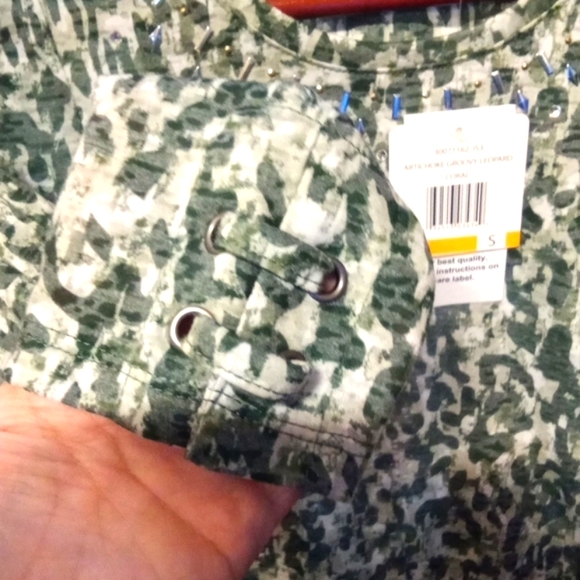 🌲Erika artichoke groovy leopard t-shirt print with three quarter inch sleeves - Picture 6 of 7